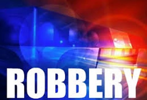 இளம்பெண்ணிடம் நகை பறிப்பு: மோட்டார்சைக்கிளில் வந்த மர்ம ஆசாமிகள் கைவரிசை