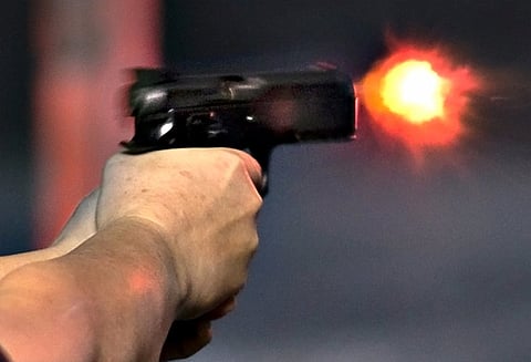 போலீஸ்காரர்களை தாக்கிவிட்டு தப்பி ஓட முயன்ற வங்காளதேச கொள்ளையர்கள் 2 பேர் சுட்டுப்பிடிப்பு - பெங்களூருவில் பரபரப்பு சம்பவம்