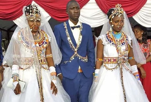 ஒரே நேரத்தில் இரண்டு பெண்களை திருமணம் செய்து கொண்ட வாலிபர்