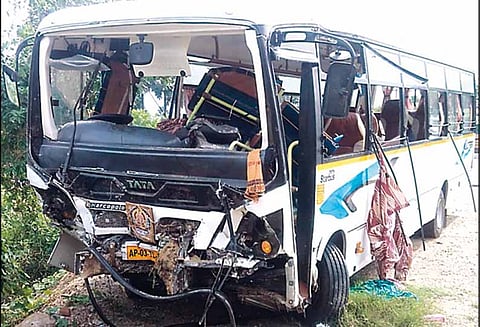 திண்டிவனம் அருகே: பஸ் கவிழ்ந்து அண்ணன்-தம்பி பலி - சபரிமலைக்கு சென்று திரும்பியபோது பரிதாபம்