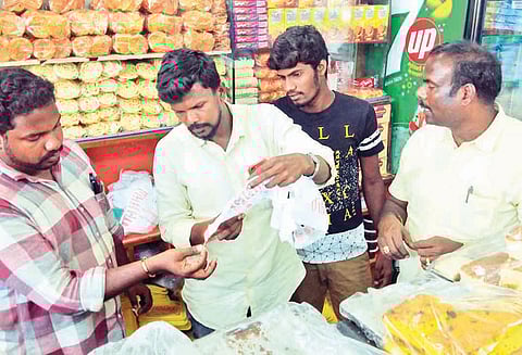 பூந்தமல்லியில் பிளாஸ்டிக் பொருட்கள் பறிமுதல்