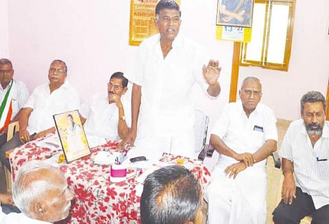 காங்கிரஸ் நிர்வாகிகள் கூட்டத்தில் சலசலப்பு