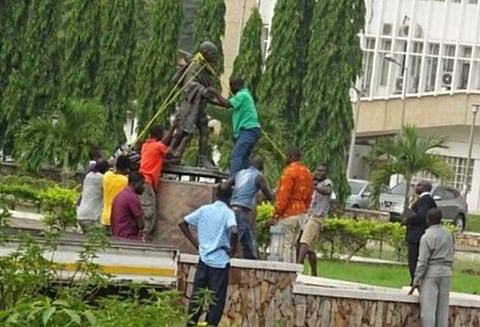 ஆப்பிரிக்காவின் பல்கலைக்கழக வளாகத்தில் இருந்த காந்தி சிலை அகற்றம்