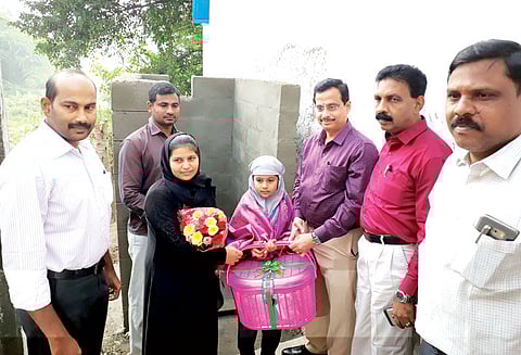 கழிவறை கட்டித்தராத தந்தை மீது புகார்: ஆம்பூர் மாணவியின் வீட்டிற்கு சென்று கலெக்டர் பாராட்டு ‘இந்திய அளவில் பெருமை தேடிதந்துள்ளார்’