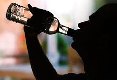 நாகப்பட்டினத்தில் இருந்து திருவனந்தபுரம் சென்ற அரசு பஸ்சில், மது போதையில் கண்டக்டர் செய்த ரகளையால் பரபரப்பு