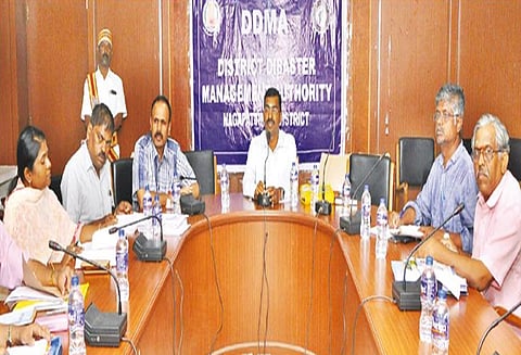 நாகை மாவட்டத்தில் புயலால் சேதமடைந்த 43 ஆயிரம் மின்கம்பங்கள் சீரமைப்பு கலெக்டர் சுரேஷ்குமார் தகவல்