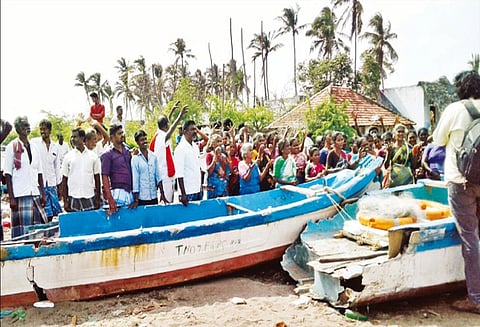 நாட்டுப்படகு மீனவர்களுக்கு தாமதமின்றி நிவாரணம் வழங்க கோரி ஒப்பாரி வைத்து போராட்டம்