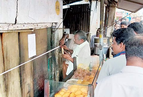மார்த்தாண்டத்தில் டீக்கடைக்கு சீல் வைப்பு நகராட்சி அதிகாரிகள் நடவடிக்கை