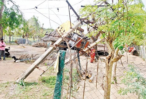 கோட்டூர் அருகே ‘கஜா’ புயலில் சாய்ந்த டிரான்ஸ்பார்மர் அகற்றப்படுமா? கிராம மக்கள் எதிர்பார்ப்பு