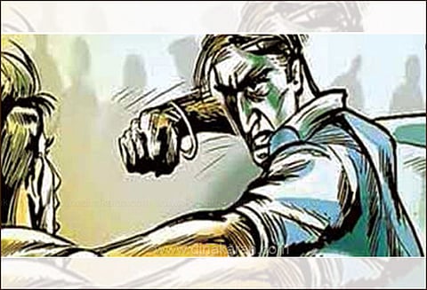 கும்மிடிப்பூண்டி அருகே மருத்துவ ஊழியர்கள் மீது சிகிச்சைக்கு வந்த வாலிபர்கள் தாக்குதல்