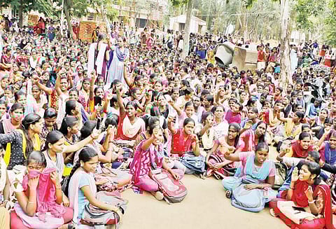 தரக்குறைவாக பேசிய முதல்வரை கண்டித்து அரசு கல்லூரி மாணவிகள் போராட்டம் கலெக்டருக்கு புகார் மனு அனுப்பினர்