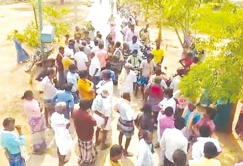 வெள்ளனூர் அருகே நிவாரணம் கேட்டு கிராம நிர்வாக அதிகாரியை பொதுமக்கள் முற்றுகை