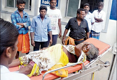 திண்டுக்கல் அரசு மருத்துவமனையில் டாக்டர்களுடன், 108 ஆம்புலன்ஸ் ஊழியர்கள் வாக்குவாதம்