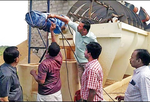 பழனி அருகே 2 மணல் குவாரிகளுக்கு ‘சீல்’ - சப்-கலெக்டர் நடவடிக்கை