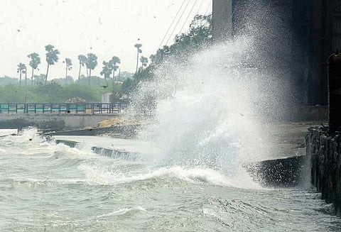 பாம்பன்,மண்டபம் பகுதியில் கடல் கொந்தளிப்பு மீனவர்கள் மீன் பிடிக்க தடை
