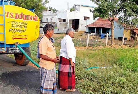 கண்மாயில் நீர் வற்றியதால் டேங்கர் லாரி தண்ணீர் மூலம் பயிர்களை காப்பாற்றும் விவசாயிகள்
