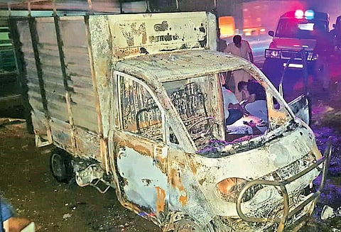 பூந்தமல்லி அருகே லோடு வேன் தீப்பிடித்து எரிந்தது; டிரைவர் உடல் கருகி சாவு கொலையா? போலீஸ் விசாரணை