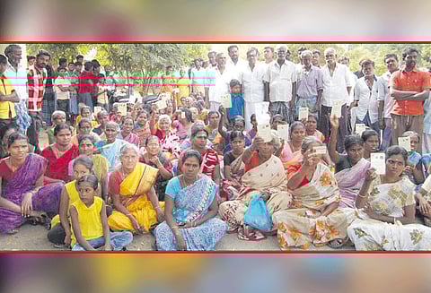 கோவில்பட்டி உதவி கலெக்டர் அலுவலகத்தில் கிராம மக்கள் முற்றுகை போராட்டம் போலீசார் அழைத்து சென்ற வாலிபர்களை விடுவிக்க வலியுறுத்தல்