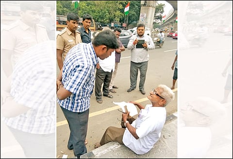 பரங்கிமலையில் காங்கிரஸ் கட்சி பேனர்களை அகற்றக்கோரி டிராபிக் ராமசாமி போராட்டம்