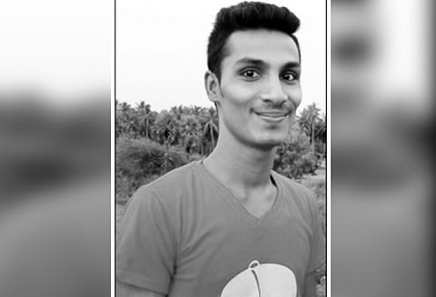 அணைக்கட்டு அருகே மோட்டார் சைக்கிள் மீது கார் மோதி மெக்கானிக் பலி டிரைவரை கைது செய்யக்கோரி கிராம மக்கள் போராட்டம்