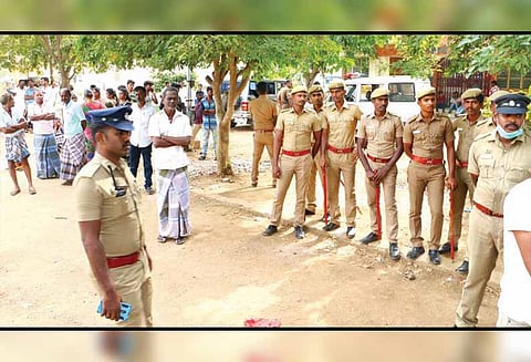 மோட்டார்சைக்கிளில் சென்ற போது, லாரி சக்கரத்தில் சிக்கி வாலிபர் பலி - ஆஸ்பத்திரியில் உறவினர்கள் திரண்டதால் பரபரப்பு