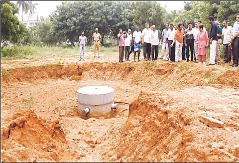 பொதுமக்களிடம் விழிப்புணர்வை ஏற்படுத்தி வீடுகளில் மழைநீர் சேகரிப்பு தொட்டிகள் அமைக்க வேண்டும்; அதிகாரிகளுக்கு கவர்னர் கிரண்பெடி அறிவுறுத்தல்