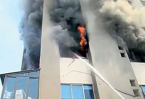 நோயாளிகள் அலறி அடித்து ஓட்டம் மும்பை அரசு ஆஸ்பத்திரியில் பயங்கர தீ; 6 பேர் பலி - 100 பேர் படுகாயம்