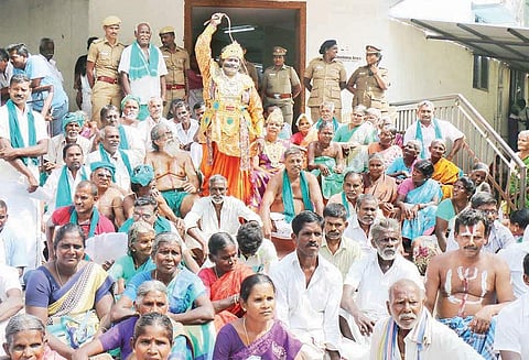 கூட்டுறவு சங்கத்தில் விவசாயிகள் பெயரில் ரூ.1 கோடி மோசடி செய்தவர்களை கைது செய்யக்கோரி நூதன போராட்டம்