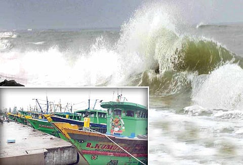 பெய்ட்டி புயல் எதிரொலி: 6-வது நாளாக மீன்பிடி தொழில் முடங்கியது - கடல் சீற்றத்தால் மீனவர்கள் அச்சம்