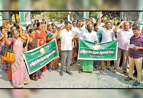 கோரிக்கைகளை வலியுறுத்தி கிராம நிர்வாக அலுவலர்கள் ஊர்வலம்-ஆர்ப்பாட்டம்