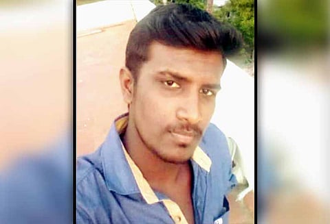 பாலத்தின் மீது மோட்டார் சைக்கிள் மோதி ஓட்டல் ஊழியர் பலி - ‘லிப்ட்’ கேட்டு சென்றவருக்கு நேர்ந்த துயரம்