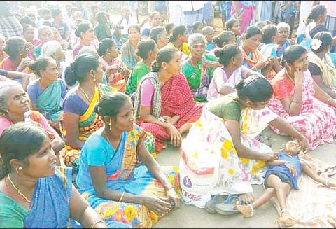 புயல் தாக்கி ஒரு மாதமாகியும் மின்சாரம் இல்லை குழந்தையை தரையில் படுக்க வைத்து பொதுமக்கள் சாலை மறியல்