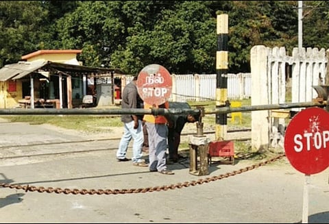 ஜோலார்பேட்டை அருகே ரெயில்வே கேட் பழுதடைந்ததால் வாகன ஓட்டிகள் அவதி
