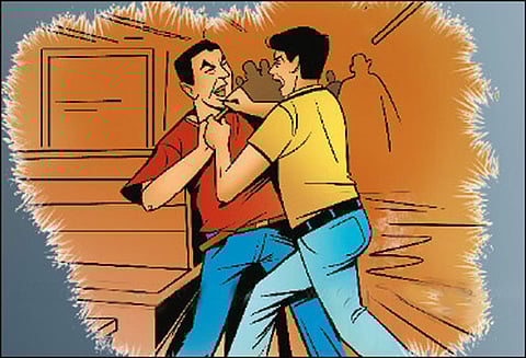 வாகனத்தில் முந்தி செல்வதில் தகராறு: பெண் போலீசின் கணவர், டிரைவர் மேம்பாலத்தில் கட்டிப்புரண்டு சண்டை சேலத்தில் பரபரப்பு