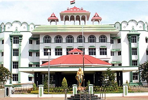 கஜா புயல் நிவாரணம் : மத்திய அரசு, தமிழக அரசுக்கு நிதி தர மறுக்கிறது - ஐகோர்ட் மதுரை கிளையில் தமிழக அரசு குற்றச்சாட்டு