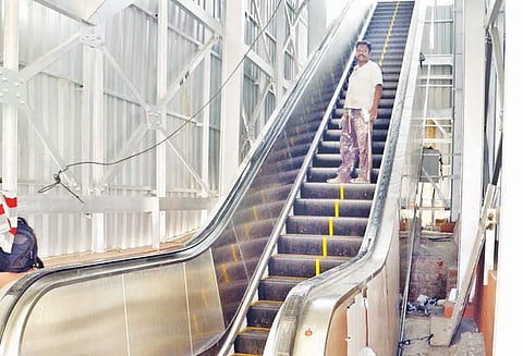 தஞ்சை ரெயில் நிலையத்தில் நகரும் படிக்கட்டுகளை இயக்கி சோதனை அடுத்த மாதம் முதல் பயன்பாட்டுக்கு வருகிறது