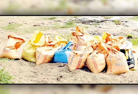 தேனி கொட்டக்குடி ஆற்றில் அனுமதியின்றி மணல் அள்ளும் கும்பல் நடவடிக்கை எடுக்கப்படுமா?