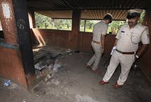 கோவில் பிரசாதம் சாப்பிட்ட 15 பேர் பலி: காதலியுடன் மடாதிபதி கைது