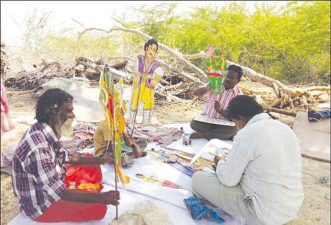 ‘கஜா’ புயலால் அழிந்த ஓவியங்களுக்கு புத்துயிர் கொடுக்கும் சகோதரர்கள்