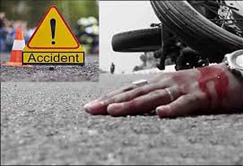 மோட்டார் சைக்கிள் மீது வேன் மோதி வாலிபர் பலி