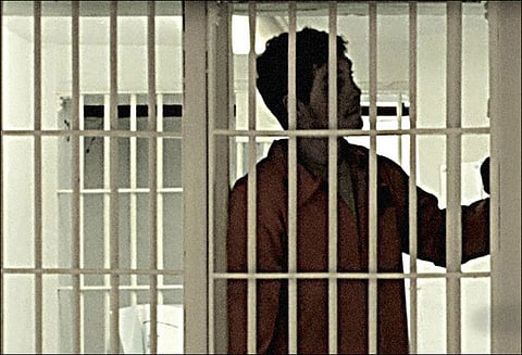 பஸ்சை வழிமறித்து மாணவ-மாணவிகளை தாக்கிய வாலிபருக்கு 3 ஆண்டு ஜெயில்