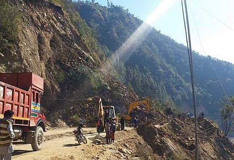 உத்தரகாண்டில் ஏற்பட்ட நில சரிவில் சிக்கி 8 தொழிலாளர்கள் பலி; 4 பேர் காயம்