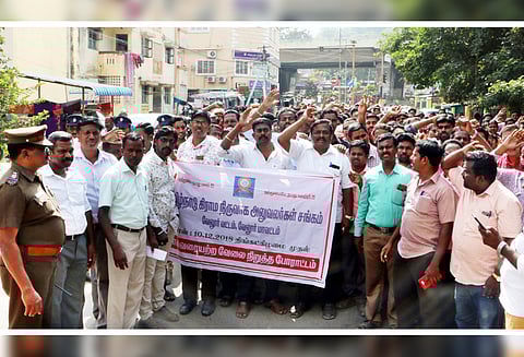 கலெக்டர் அலுவலகத்தில் கிராம நிர்வாக அலுவலர்கள் முற்றுகை போராட்டம் 300 பேர் கைது