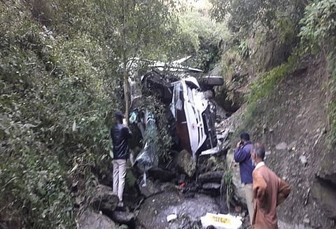 நேபாளம்: மாணவர்கள் சென்ற பஸ் கவிழ்ந்து விபத்து - 16 பேர் உயிரிழப்பு