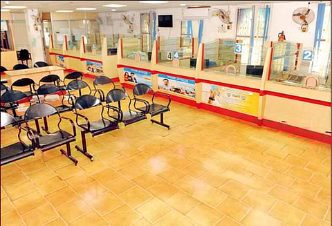 தேனி மாவட்டத்தில் வங்கி அதிகாரிகள் வேலை நிறுத்தம் பணிகள் முடங்கின