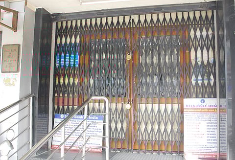 வங்கி அதிகாரிகள் வேலை நிறுத்தம் கோடிக்கணக்கில் பண பரிவர்த்தனை பாதிப்பு