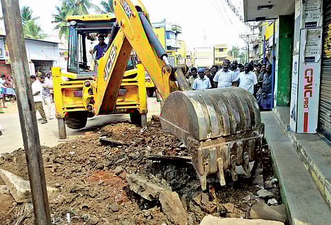 சிங்கம்புணரி பகுதியில் சாலையோர ஆக்கிரமிப்புகள் அகற்றம் அதிகாரிகள் நடவடிக்கை