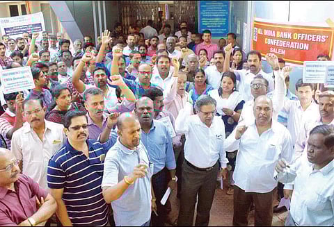 மாவட்டத்தில் வங்கி அதிகாரிகள் வேலைநிறுத்தம் ரூ.300 கோடி பணபரிவர்த்தனை பாதிப்பு