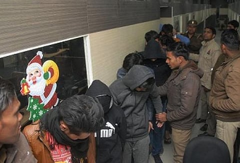 போலி கால்சென்டரில் பணியாற்றிய 126 பேர் கைது - அமெரிக்கர்களிடம் பேசி மோசடியில் ஈடுபட்டனர்