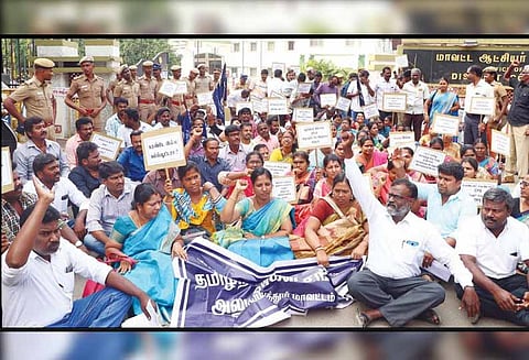 கோவை கலெக்டர் அலுவலகத்தை முற்றுகையிட்ட கிராம நிர்வாக அலுவலர்கள் 116 பேர் கைது